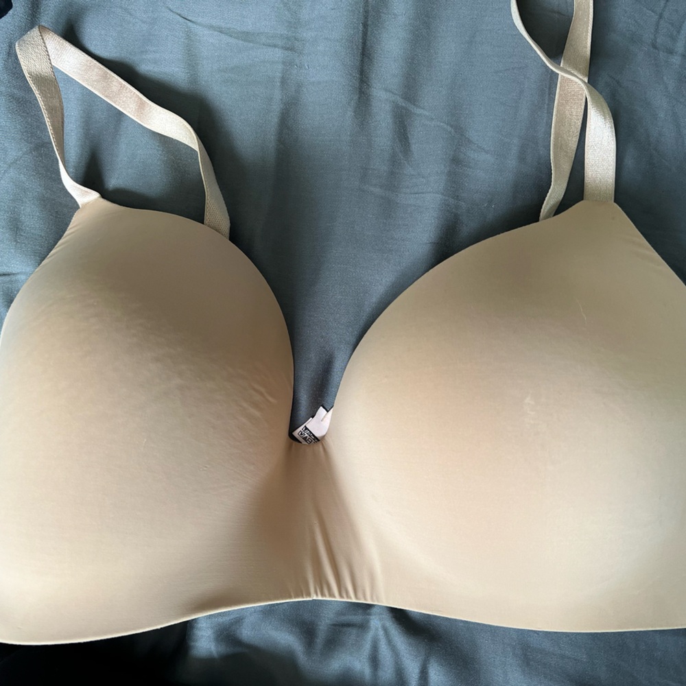 Victoria’s Secret Tshirt lightly lined wireless bra 38DD. Barely worn.